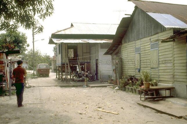 シンガポール・ラウト村１９９０年代初頭の取り壊し前の写真。とたん屋根がある。
