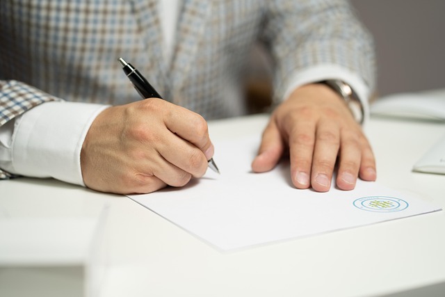 結婚の書類にサインをする人
