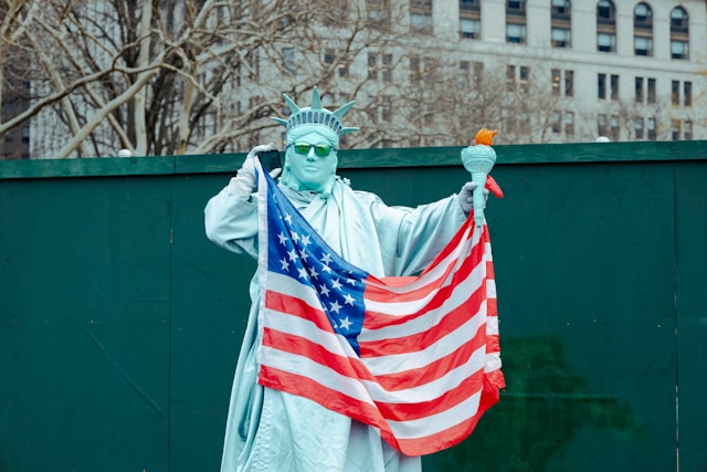 自由の女神がアメリカ国旗を持っている