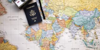 世界地図とカメラとパスポート